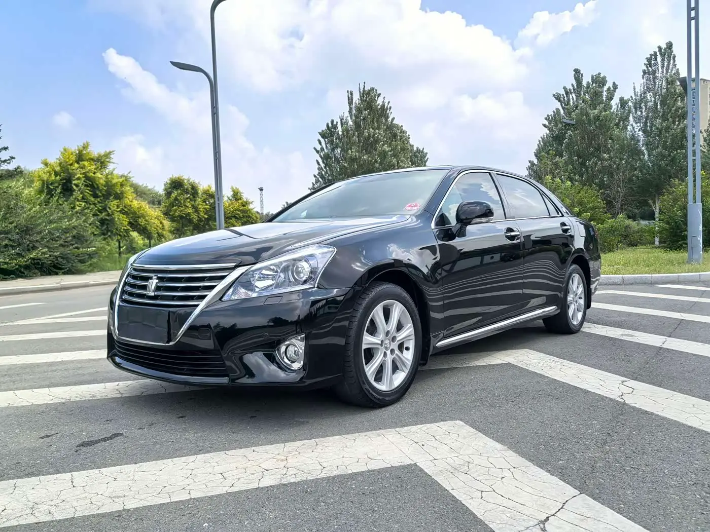 Toyota Crown 2014 — Photo 1/20