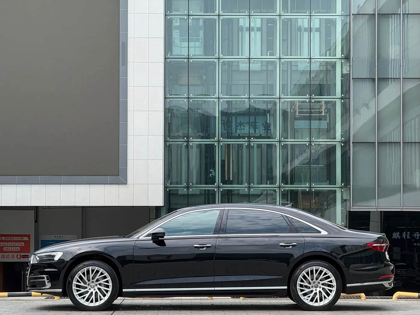 Audi A8 2021 — ფოტო 4/19