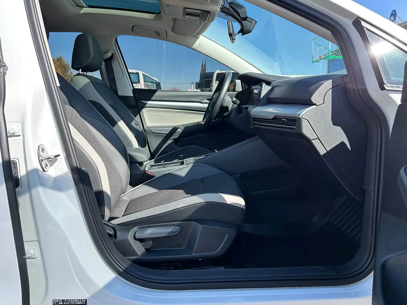 Volkswagen Golf 2023 — Photo 13/20