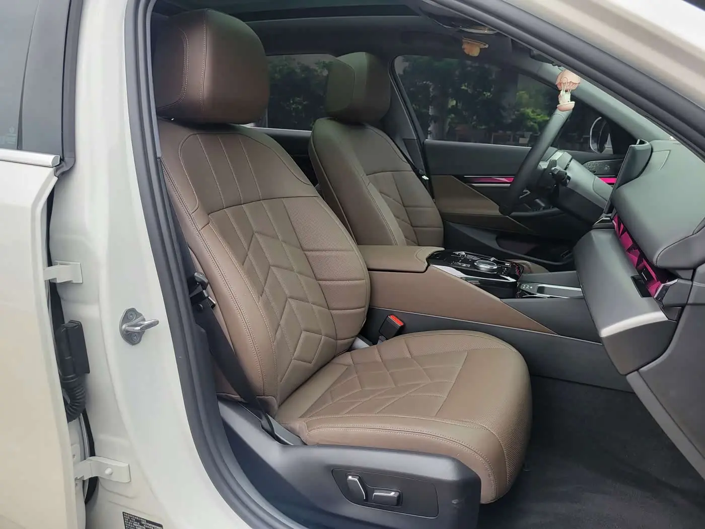 BMW 5 Series 2025 — Photo 11/20