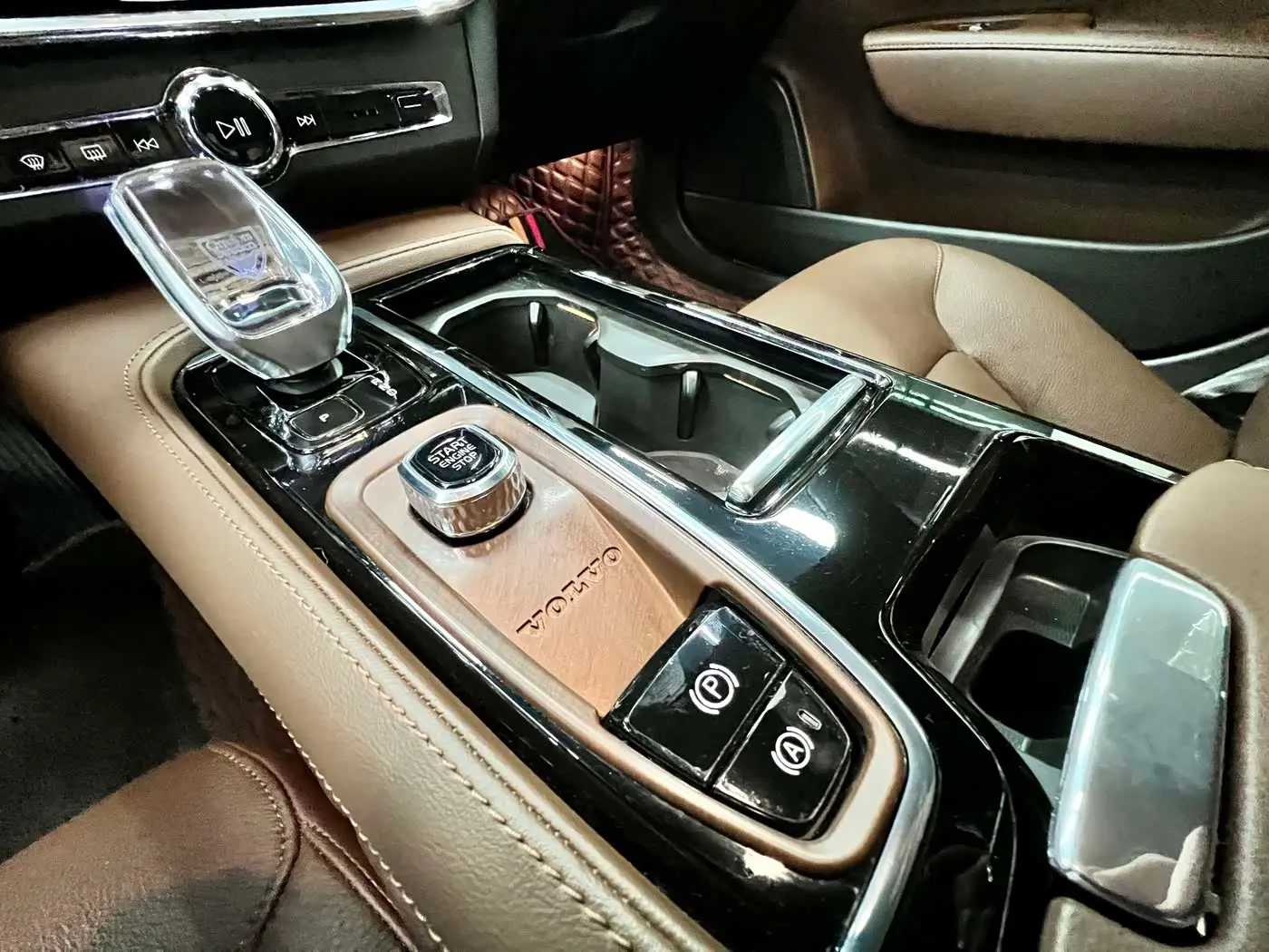 Volvo S90 Plug-in Hybrid 2024 — Photo 11/17
