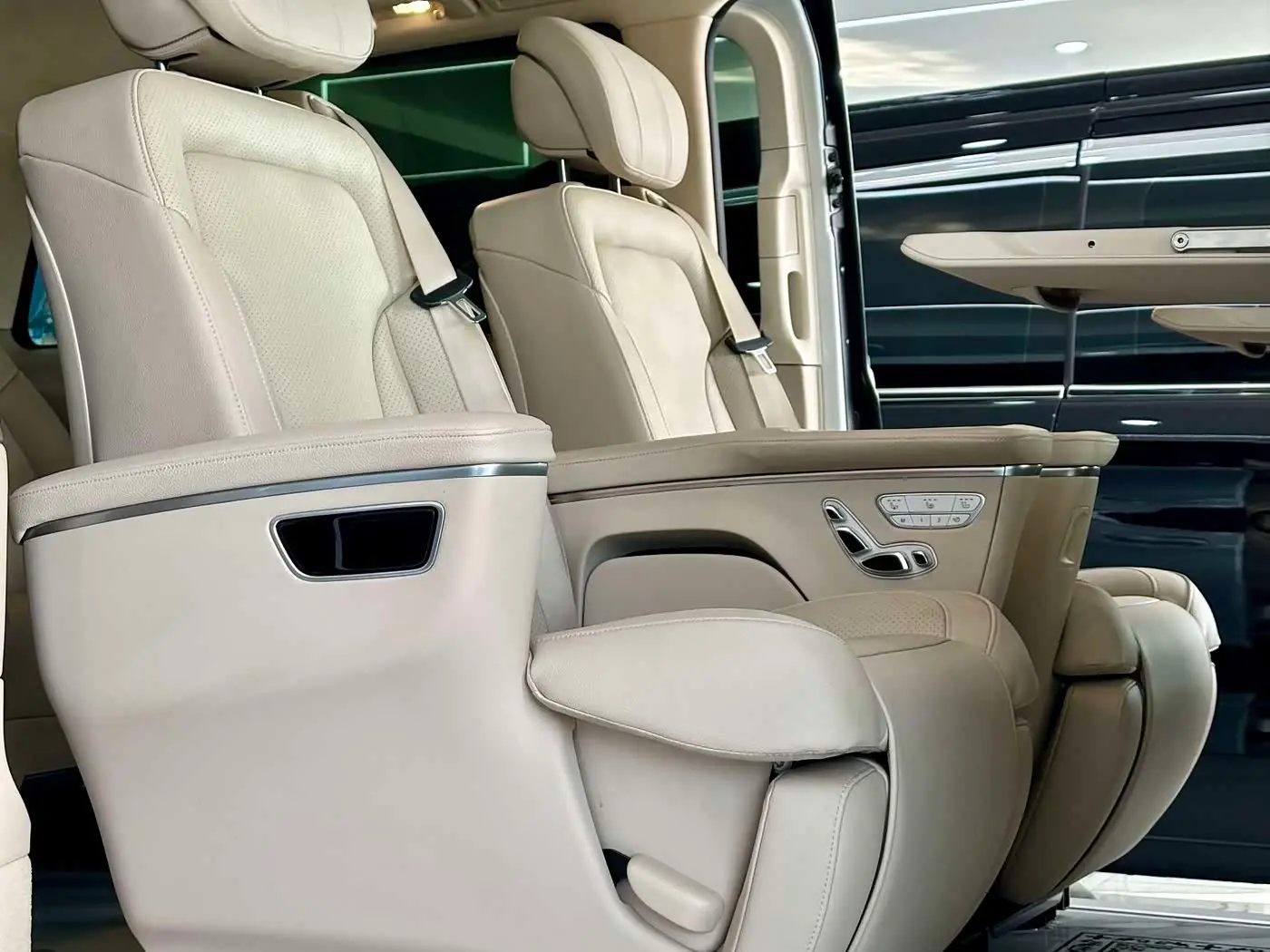 Mercedes-Benz V-Class 2022 — Photo 14/19