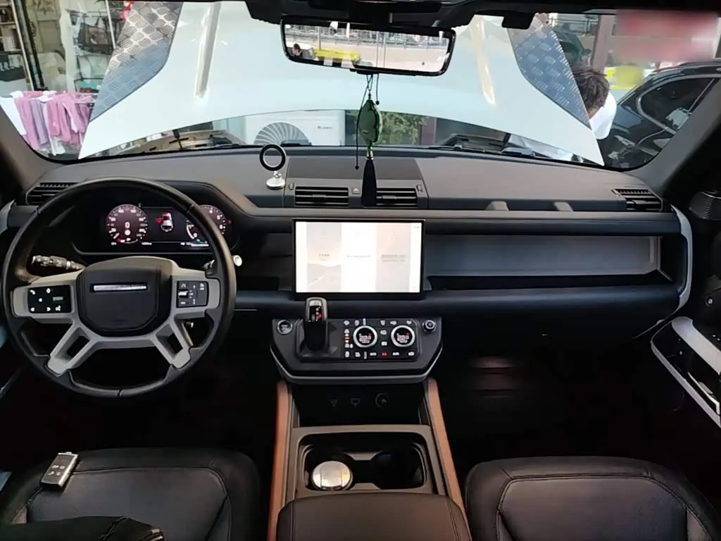 Land Rover Defender 2023 — Photo 10/20