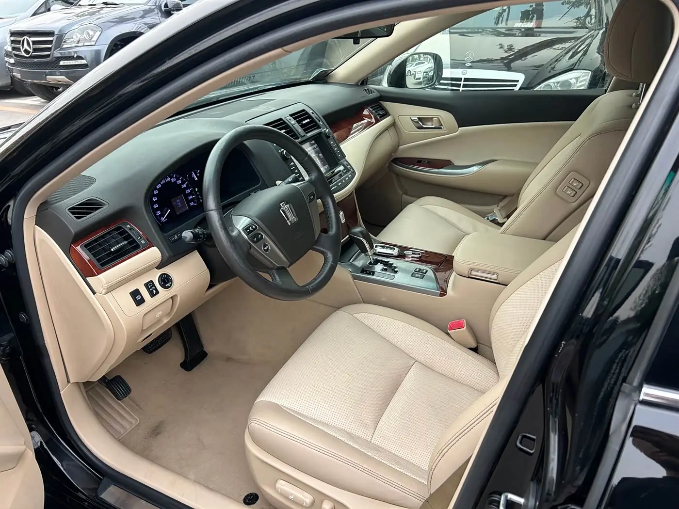 Toyota Crown 2013 — Photo 7/15