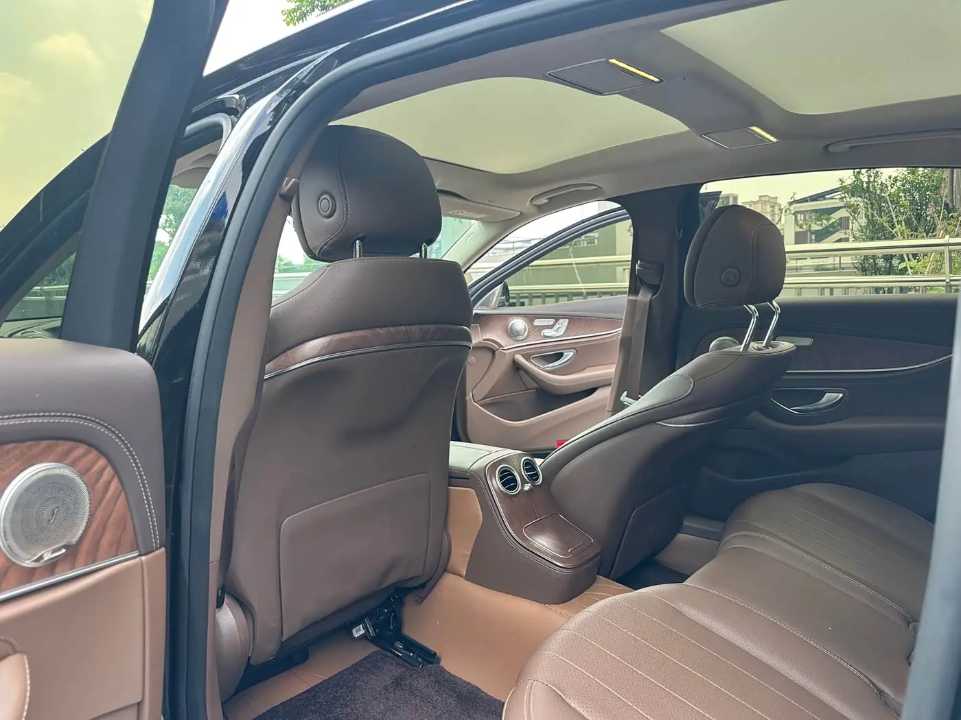 Mercedes-Benz E-Class 2023 — Photo 8/11