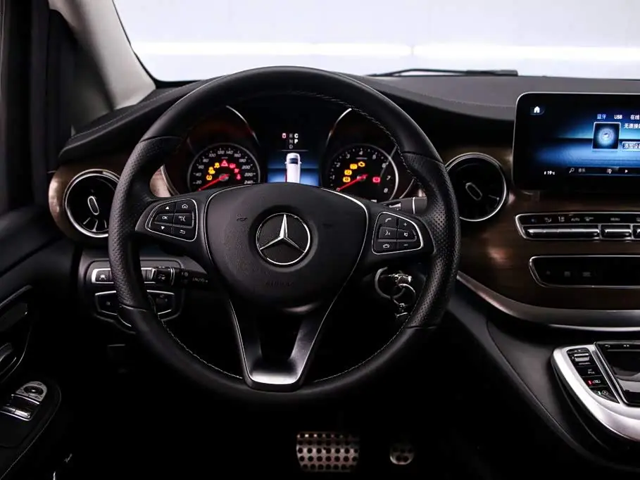 Mercedes-Benz V-Class 2021 — Photo 7/19