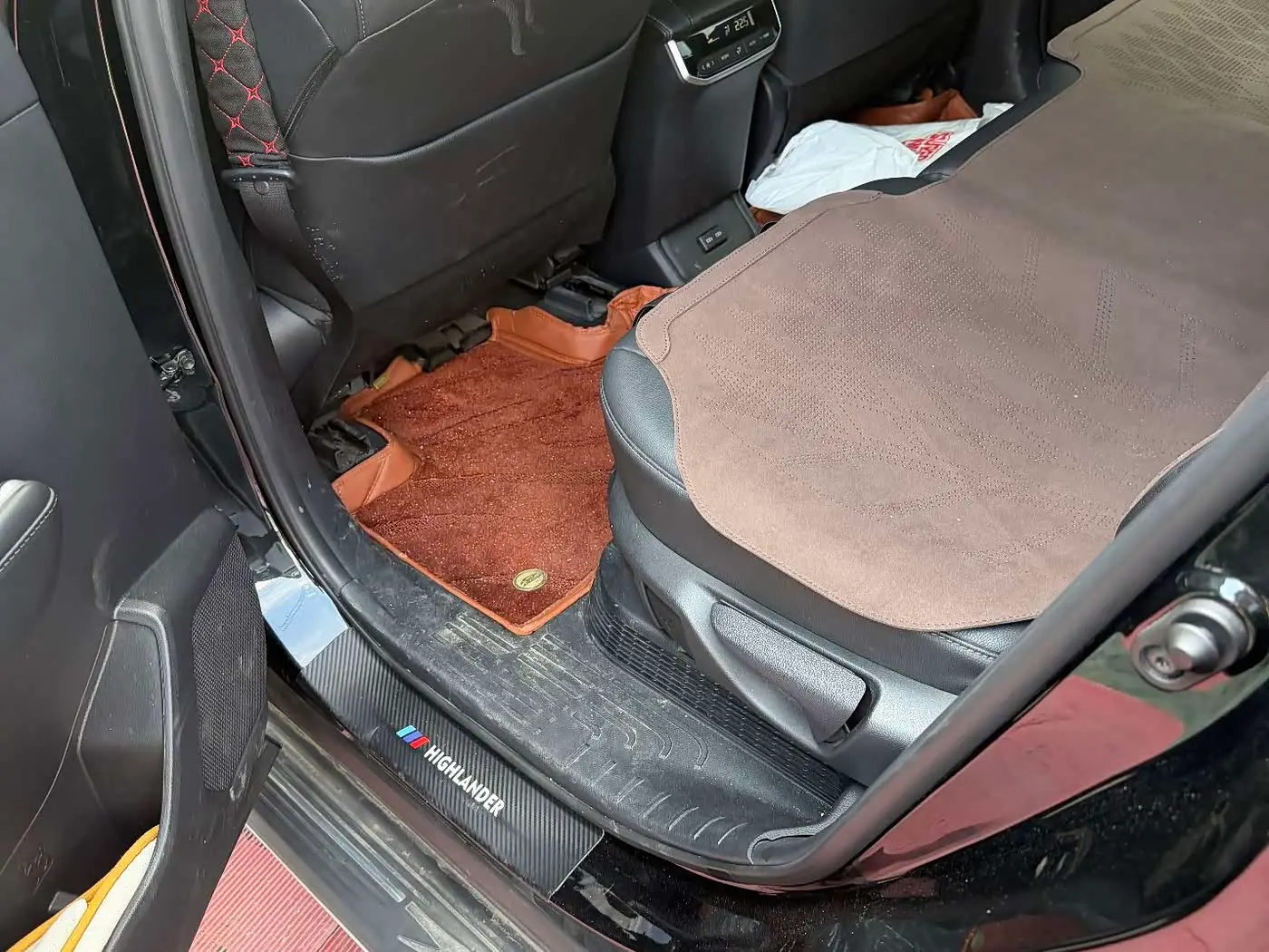 Toyota Highlander 2023 — Photo 9/10