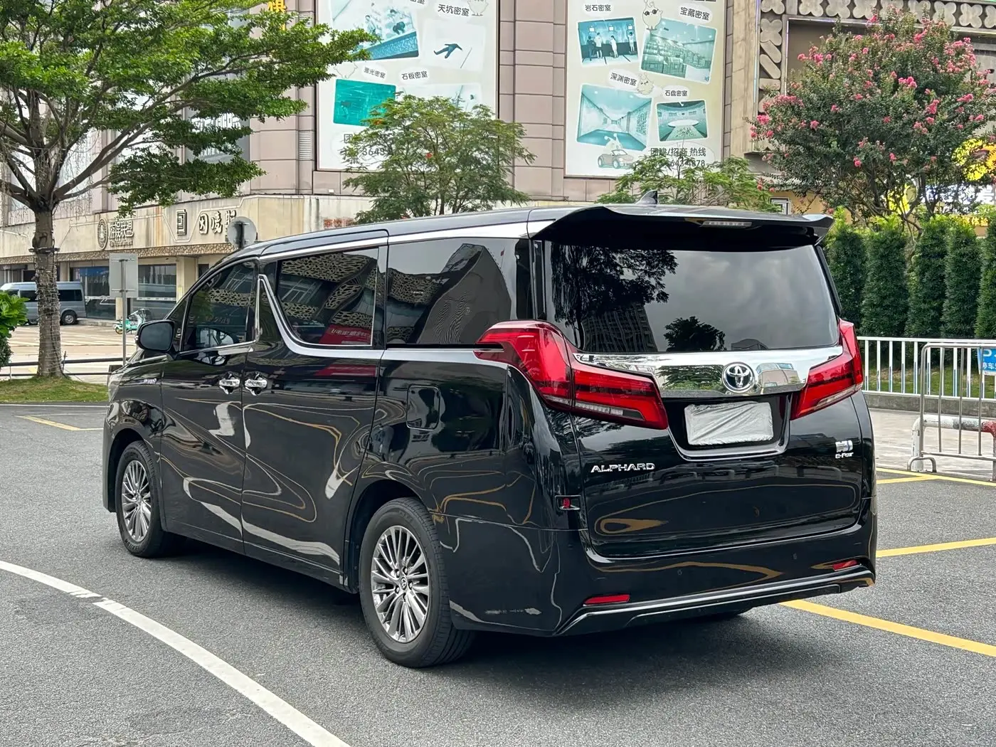 Toyota Alphard 2023 — Photo 5/20