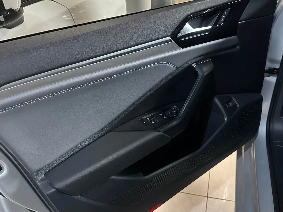 Volkswagen Sagitar 2022 — Photo 11/20
