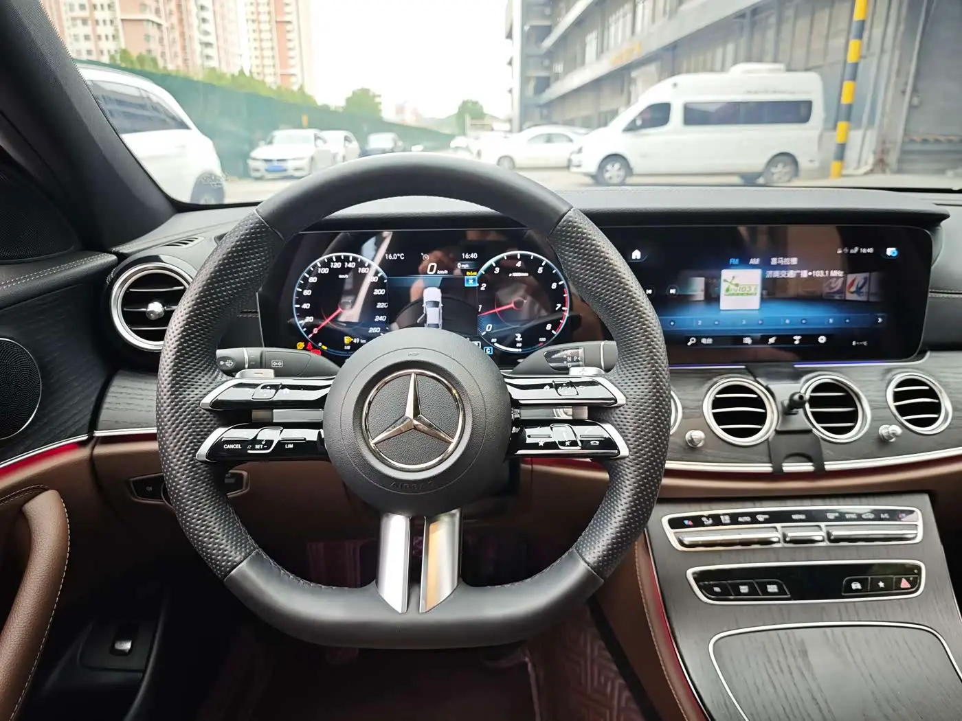 Mercedes-Benz E-Class 2023 — Photo 4/10