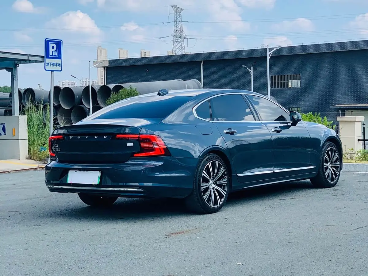 Volvo S90 Plug-in Hybrid 2023 — Фото 5/20
