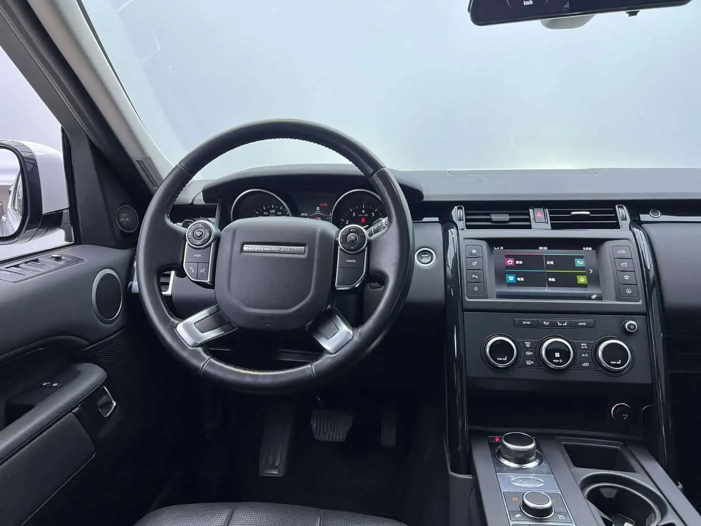 Land Rover Discovery 2018 — Photo 15/19