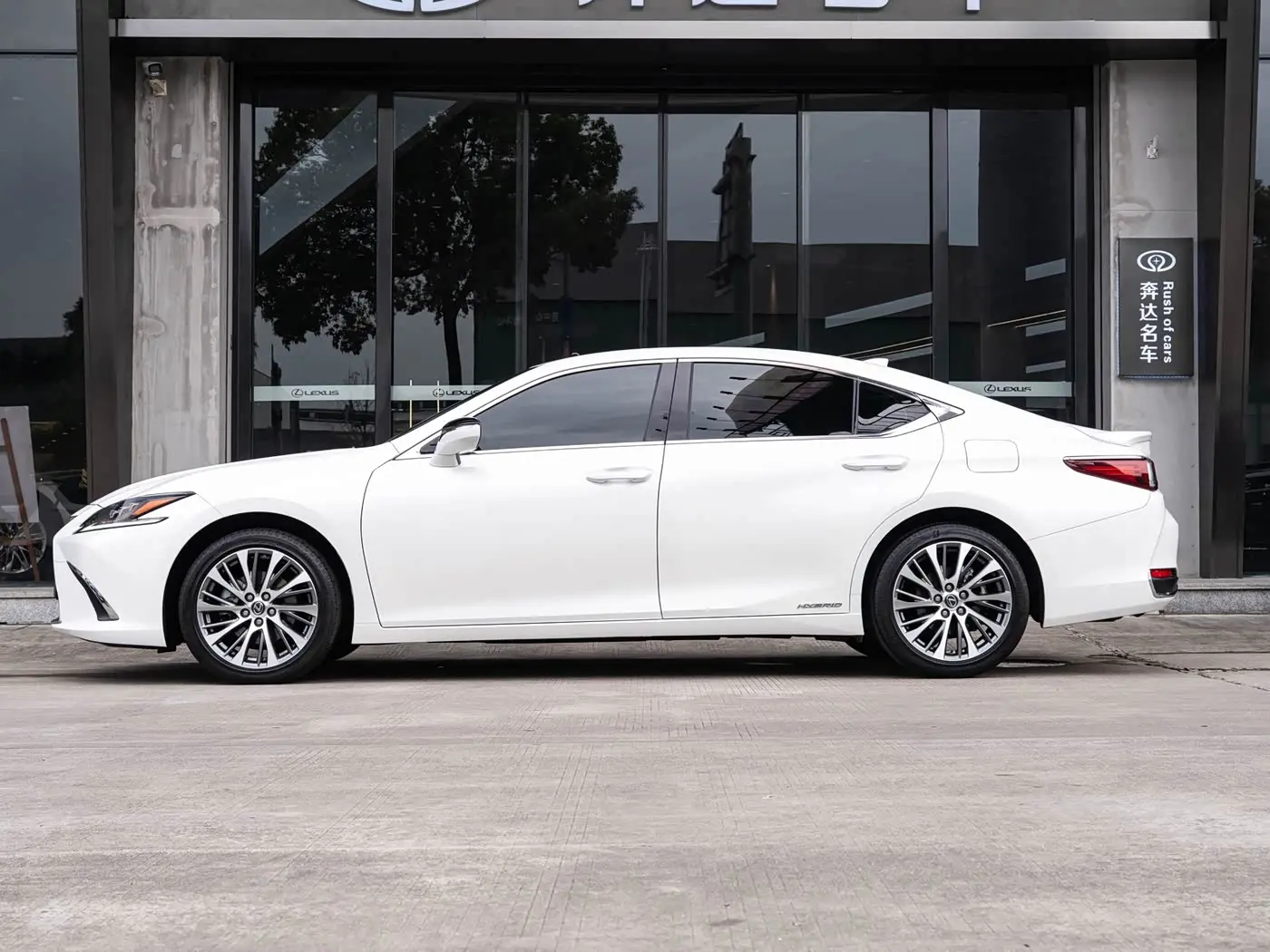Lexus ES 2021 — Photo 4/20