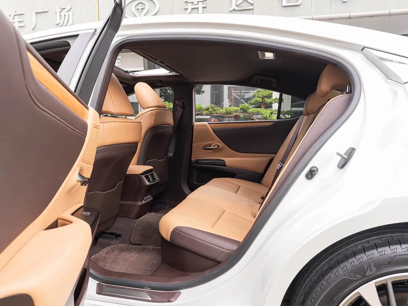 Lexus ES 2021 — Photo 10/20