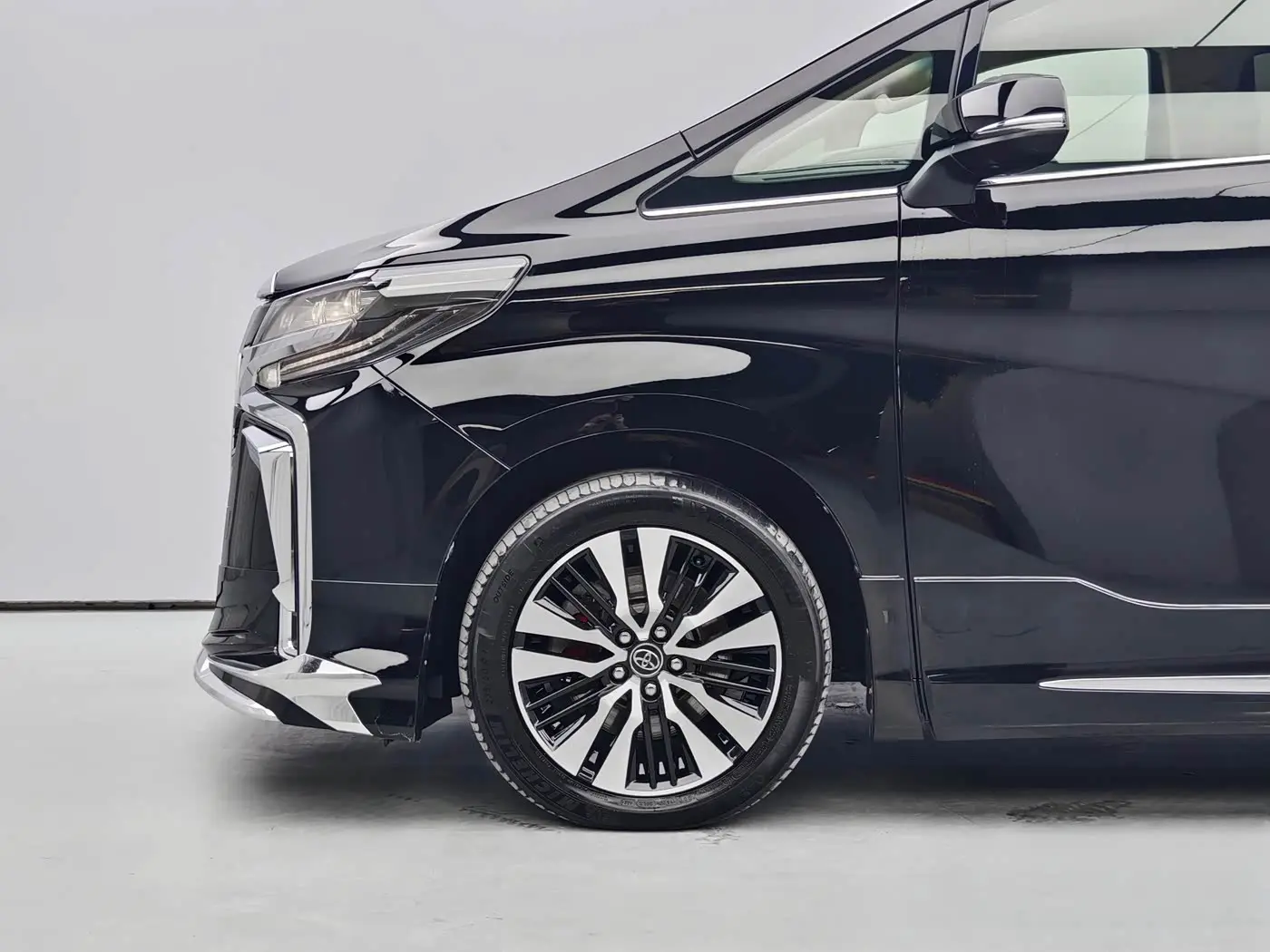 Toyota Alphard 2019 — Photo 6/20