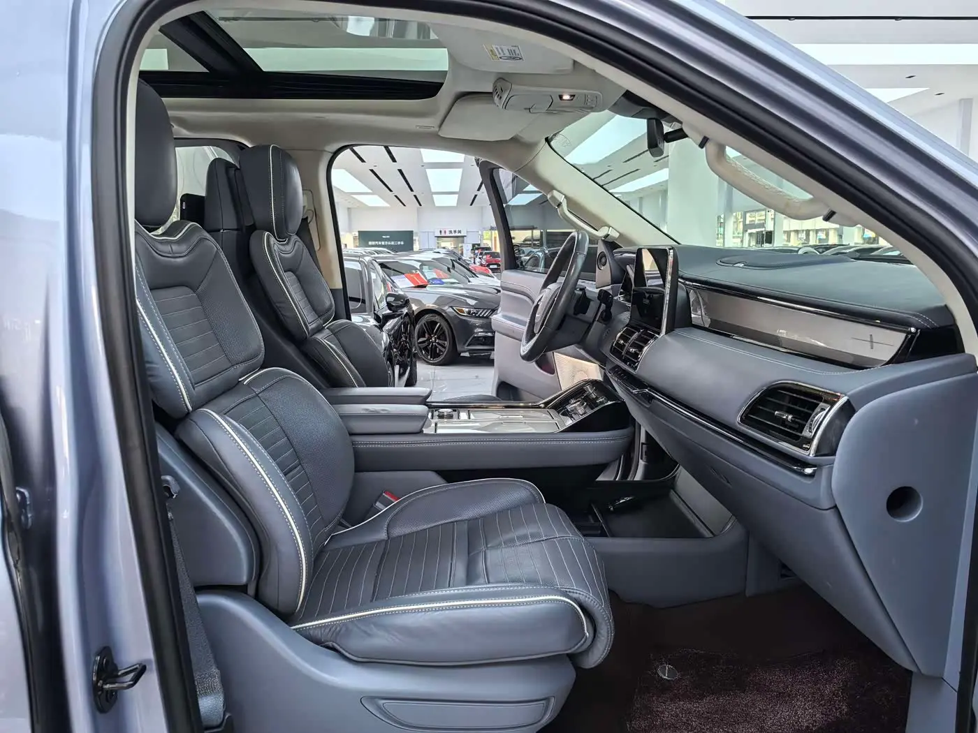 Lincoln Navigator 2023 — Şəkil 12/18