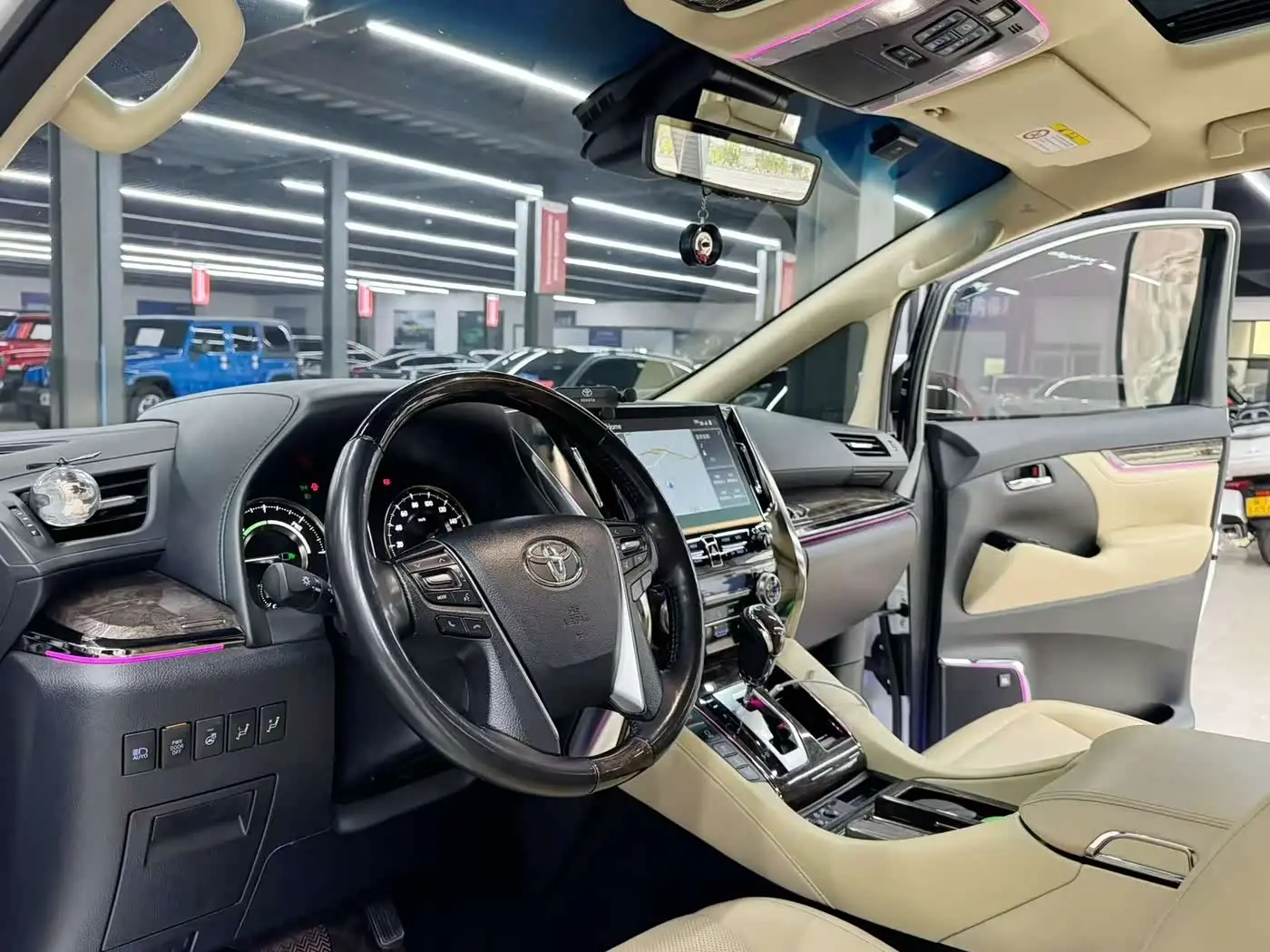 Toyota Vellfire 2023 — Фото 5/9