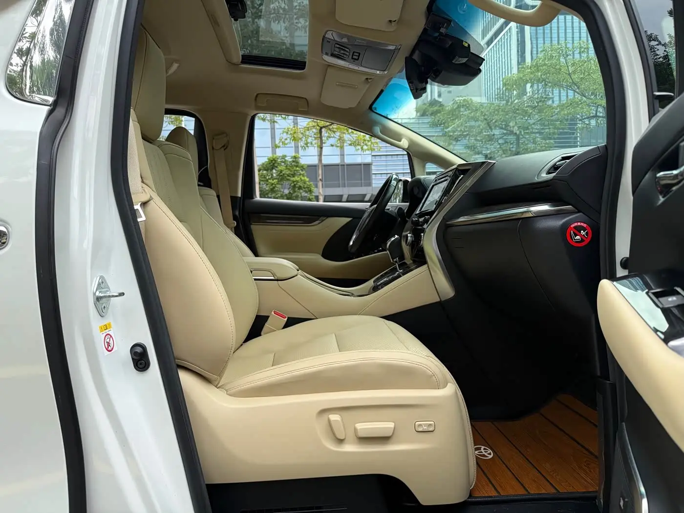 Toyota Alphard 2020 — Photo 15/20