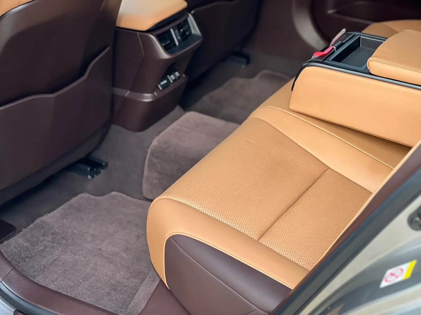 Lexus ES 2019 — Photo 13/20