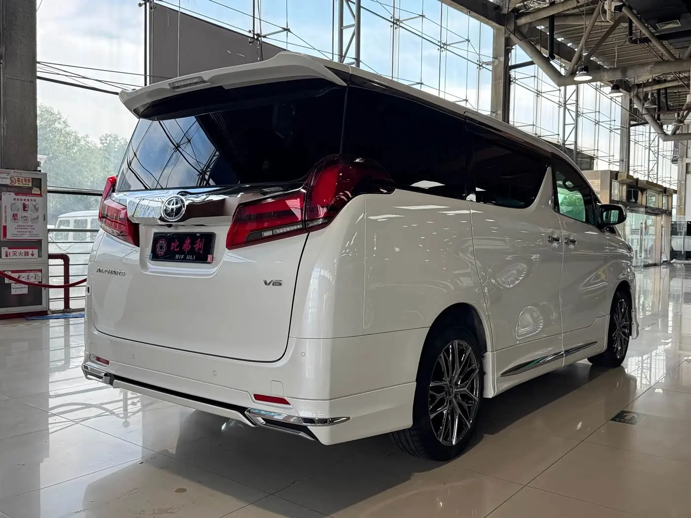 Toyota Alphard 2018 — Photo 9/20