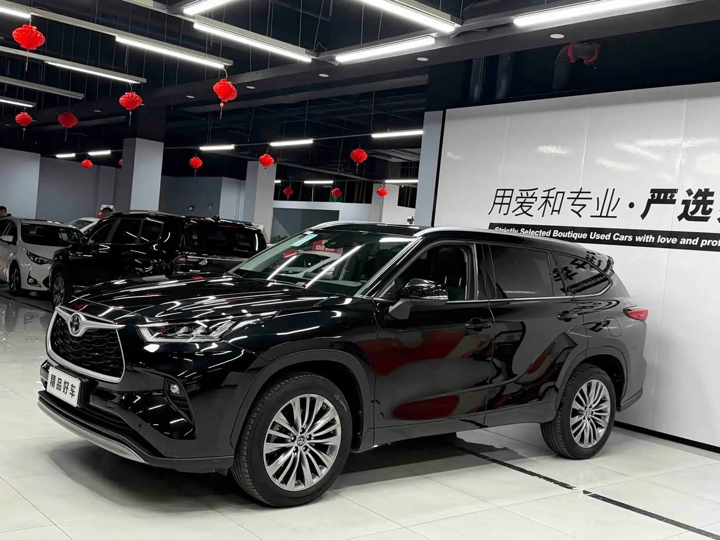 Toyota Highlander 2024 — Фото 1/9