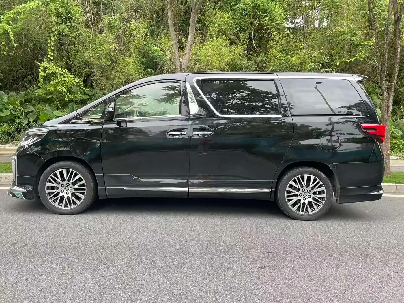 Toyota Alphard 2014 — Photo 7/12