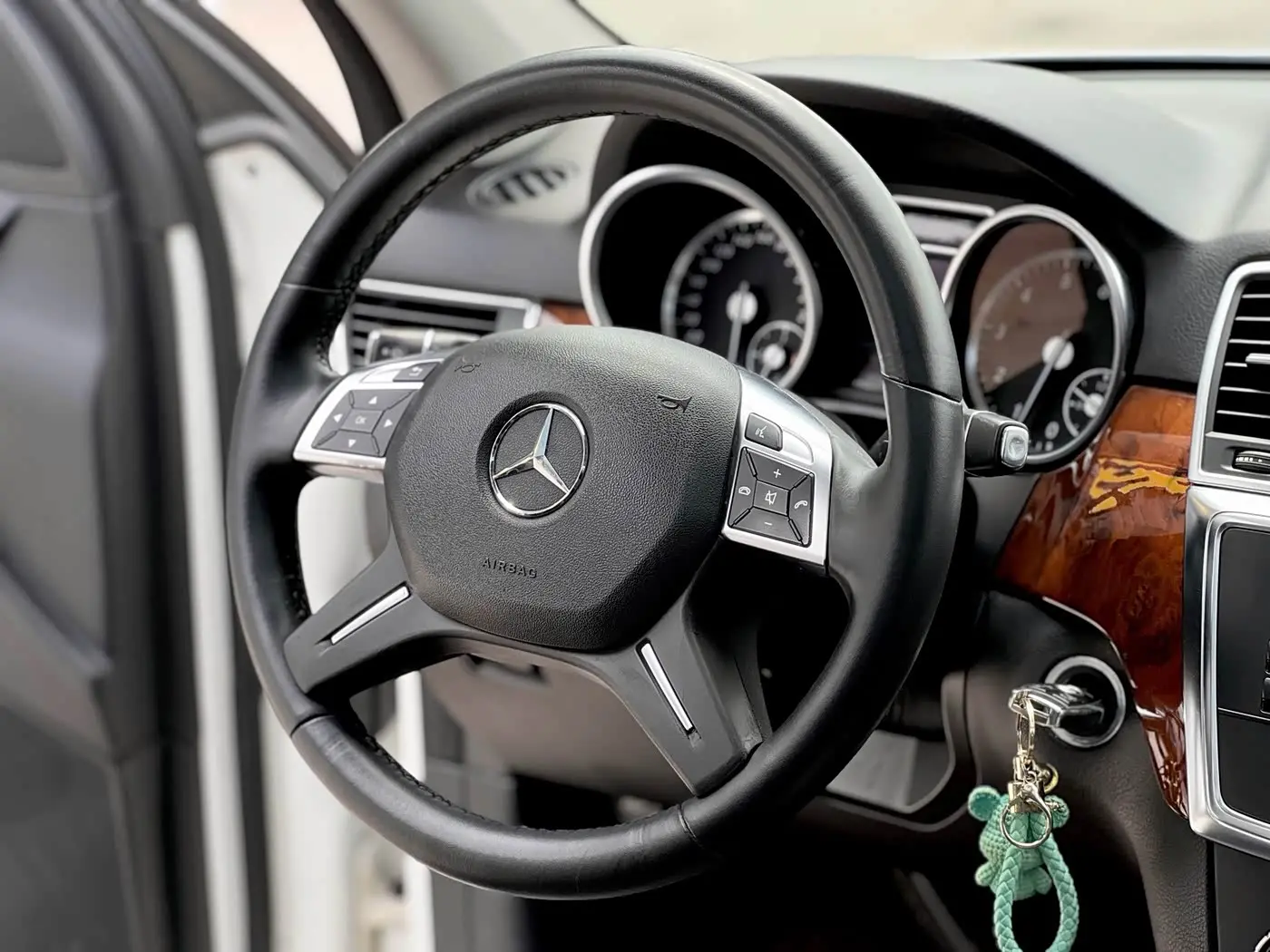 Mercedes-Benz M-Class 2015 — Photo 10/11