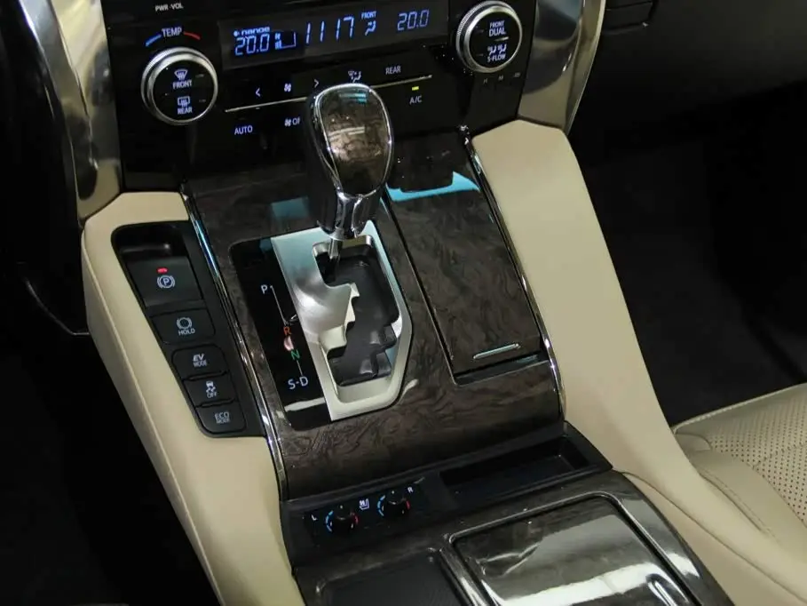 Toyota Alphard 2023 — Photo 16/20
