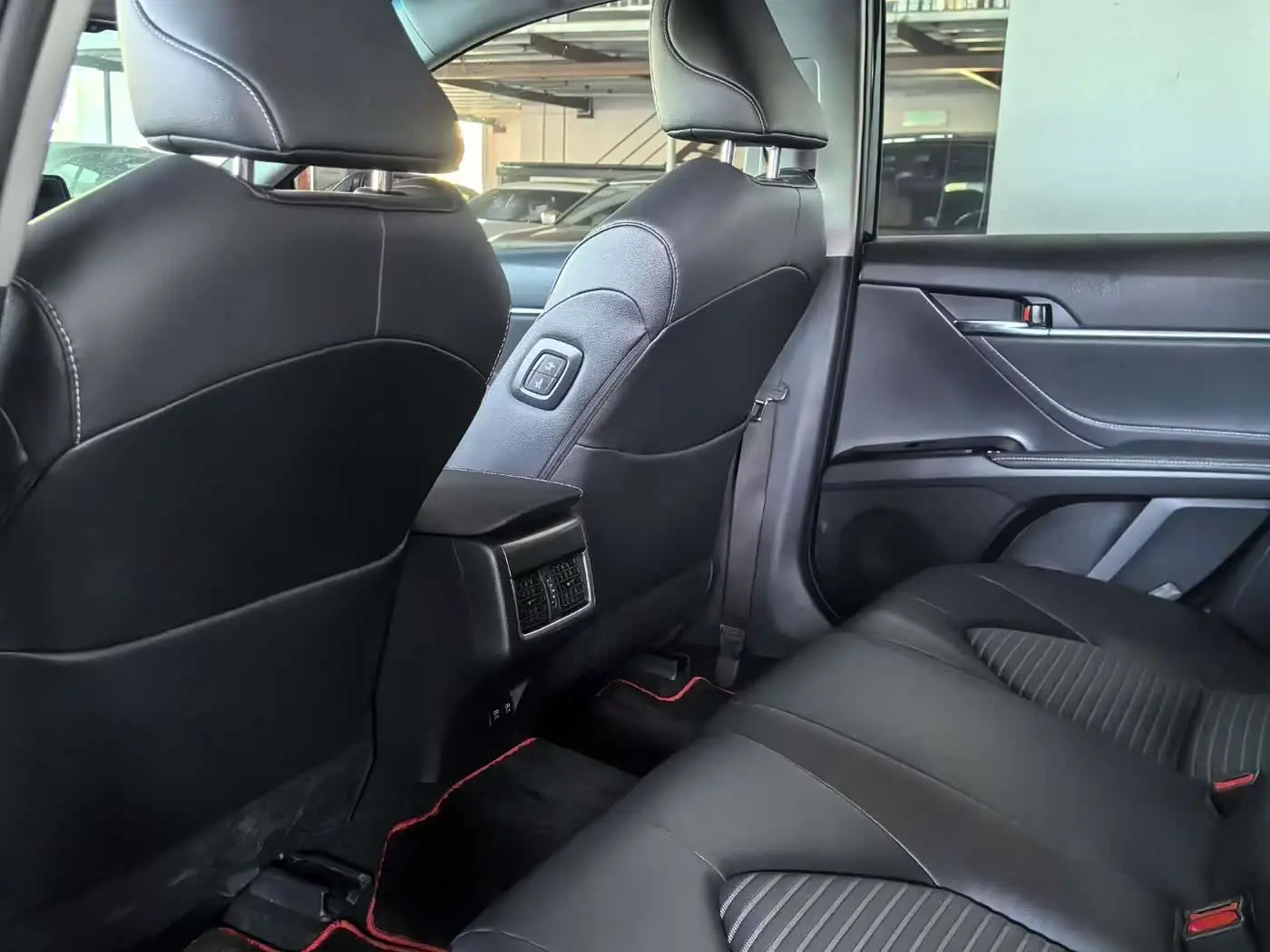 Toyota Camry 2023 — Photo 8/9