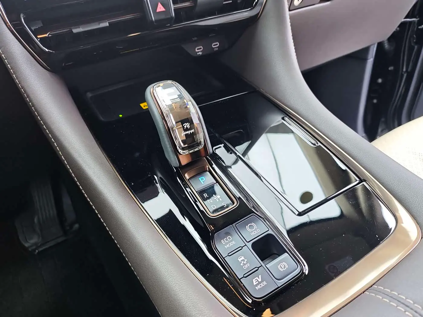 Toyota Vellfire 2023 — Photo 17/18