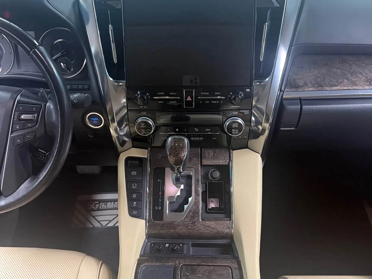 Toyota Vellfire 2022 — Photo 9/15