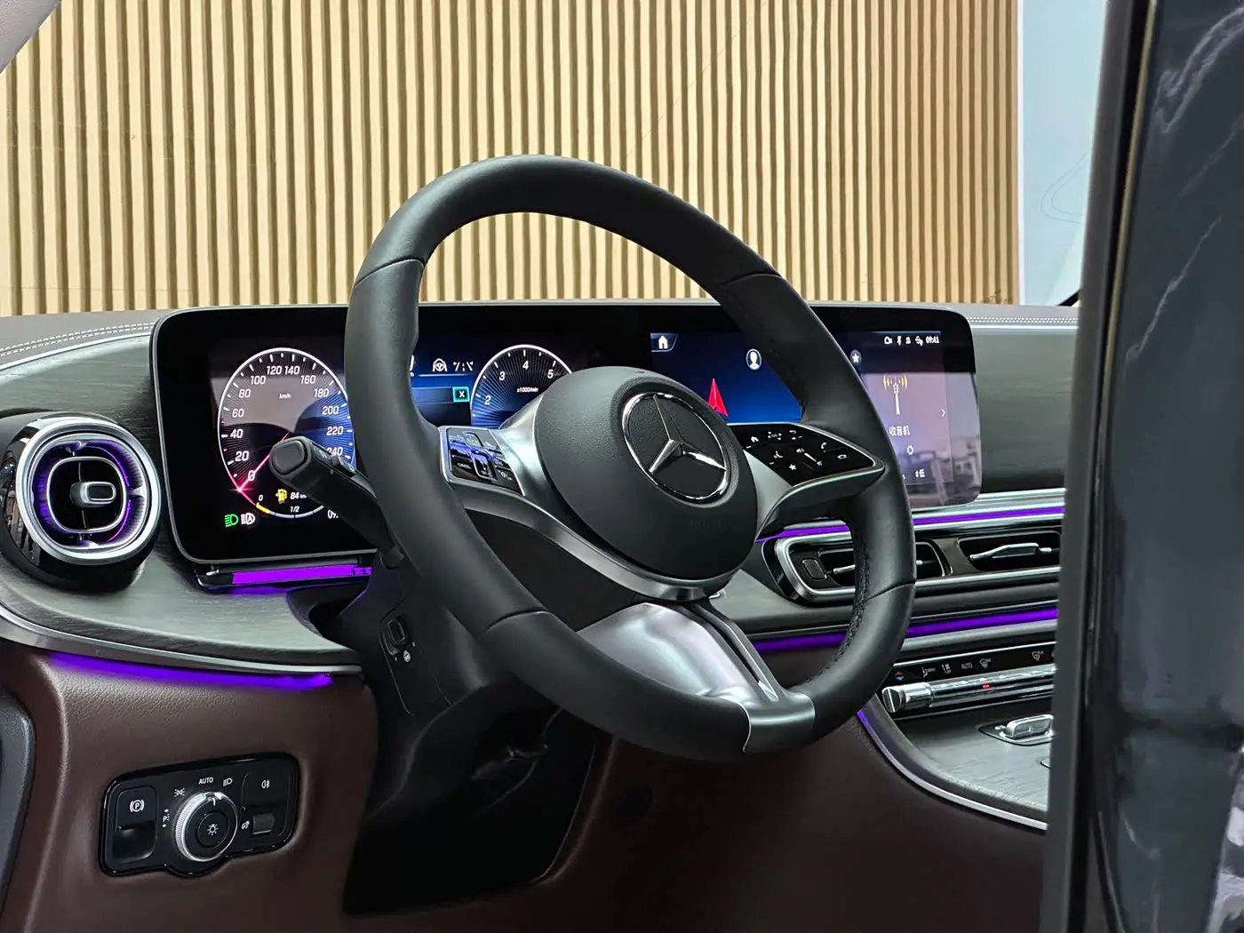 Mercedes-Benz V-Class 2024 — Photo 9/17