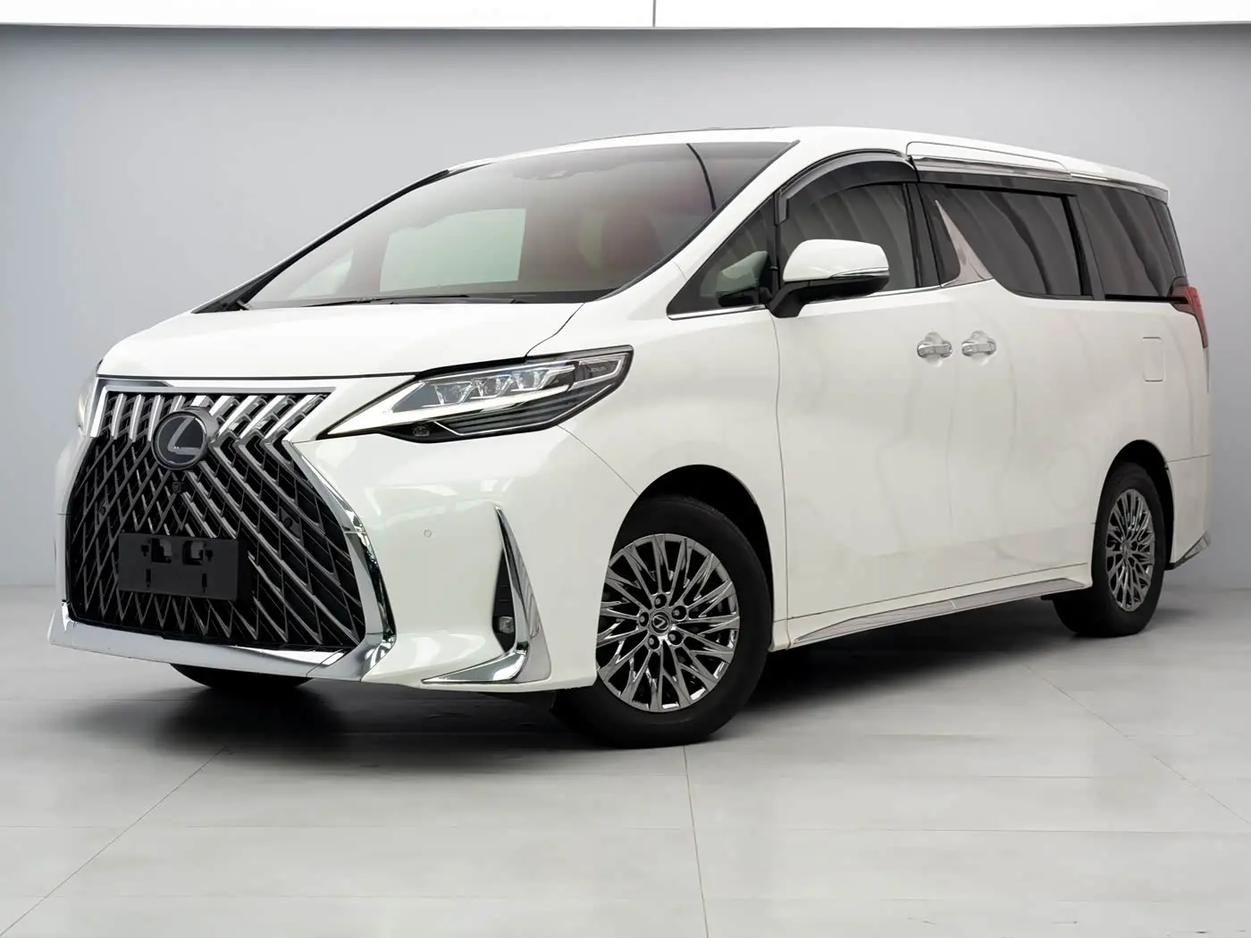 Lexus LM 2021 — Photo 2/19