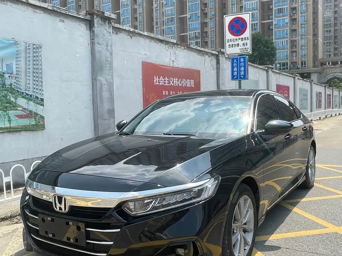 Honda Accord 2022 — Photo 2/9