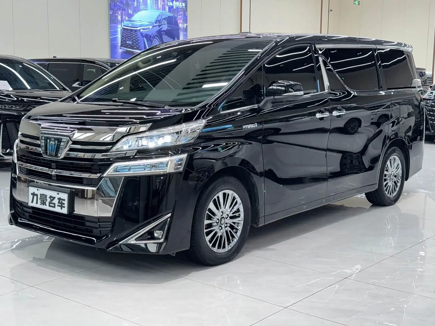 Toyota Vellfire 2021 — Photo 1/12