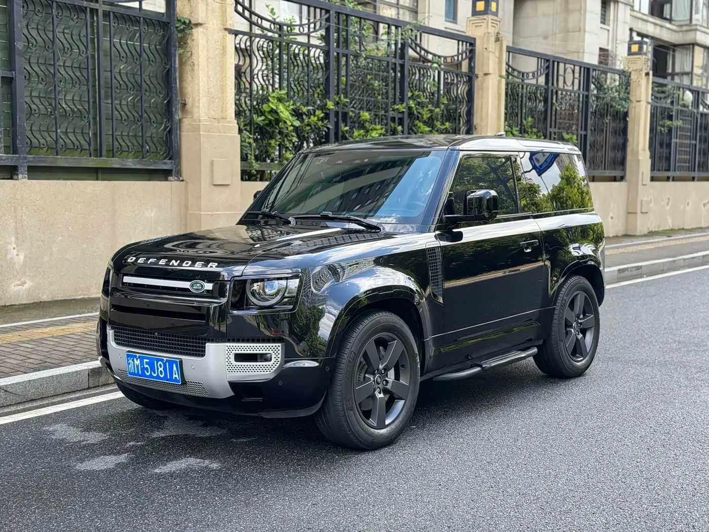 Land Rover Defender 2023 — Photo 1/13