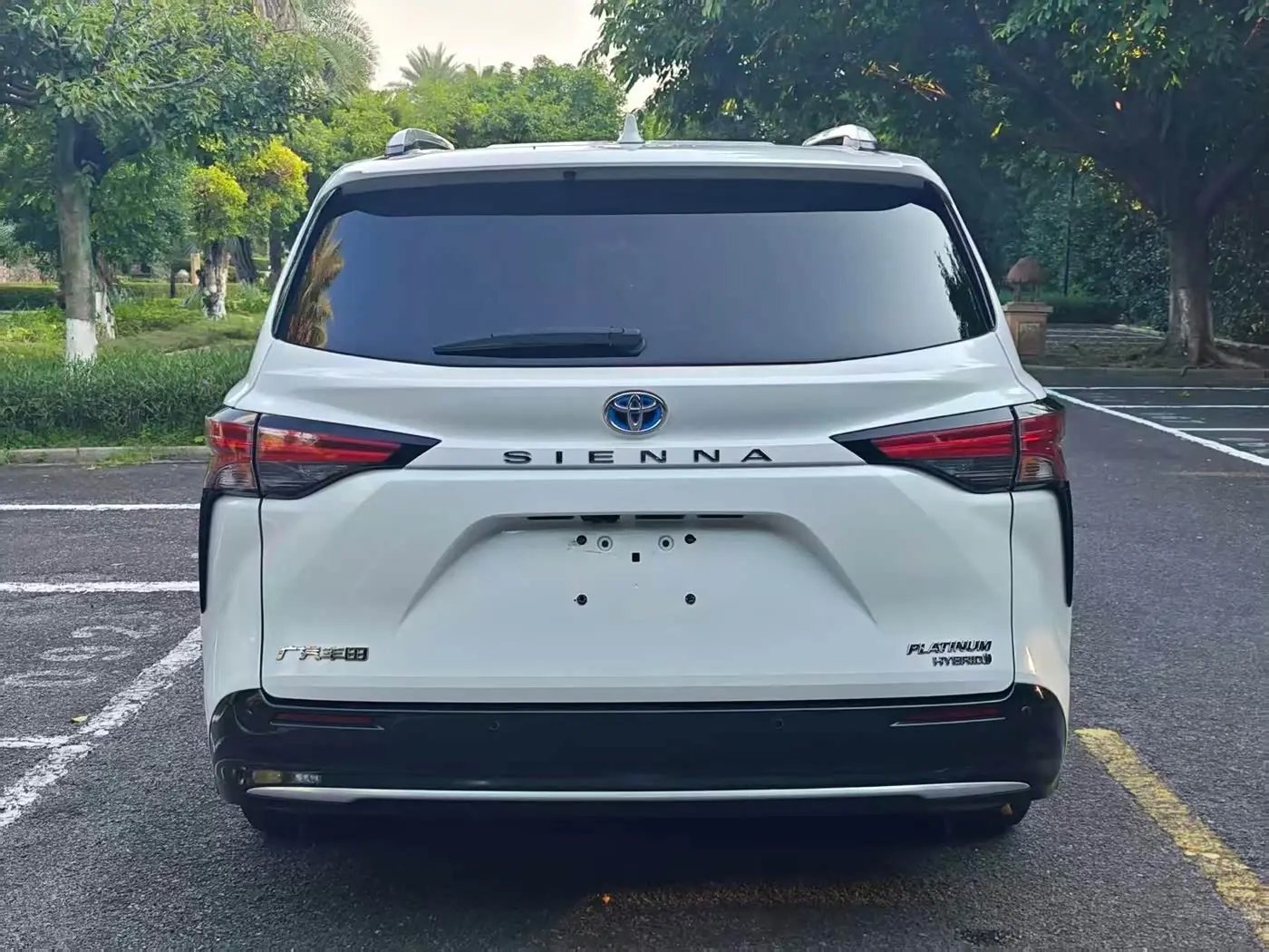 Toyota Sienna 2022 — Фото 8/16