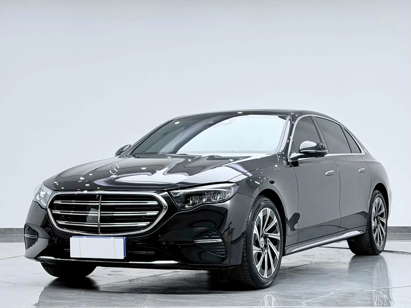 Mercedes-Benz E-Class 2025 — Photo 9/20