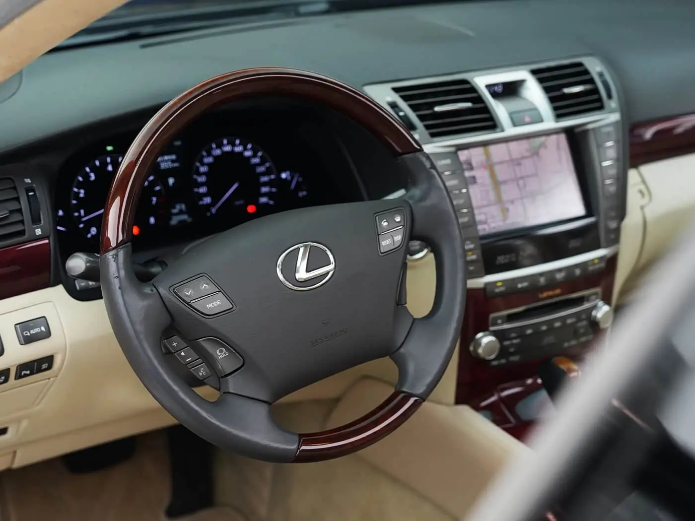 Lexus LS 2010 — Photo 12/17