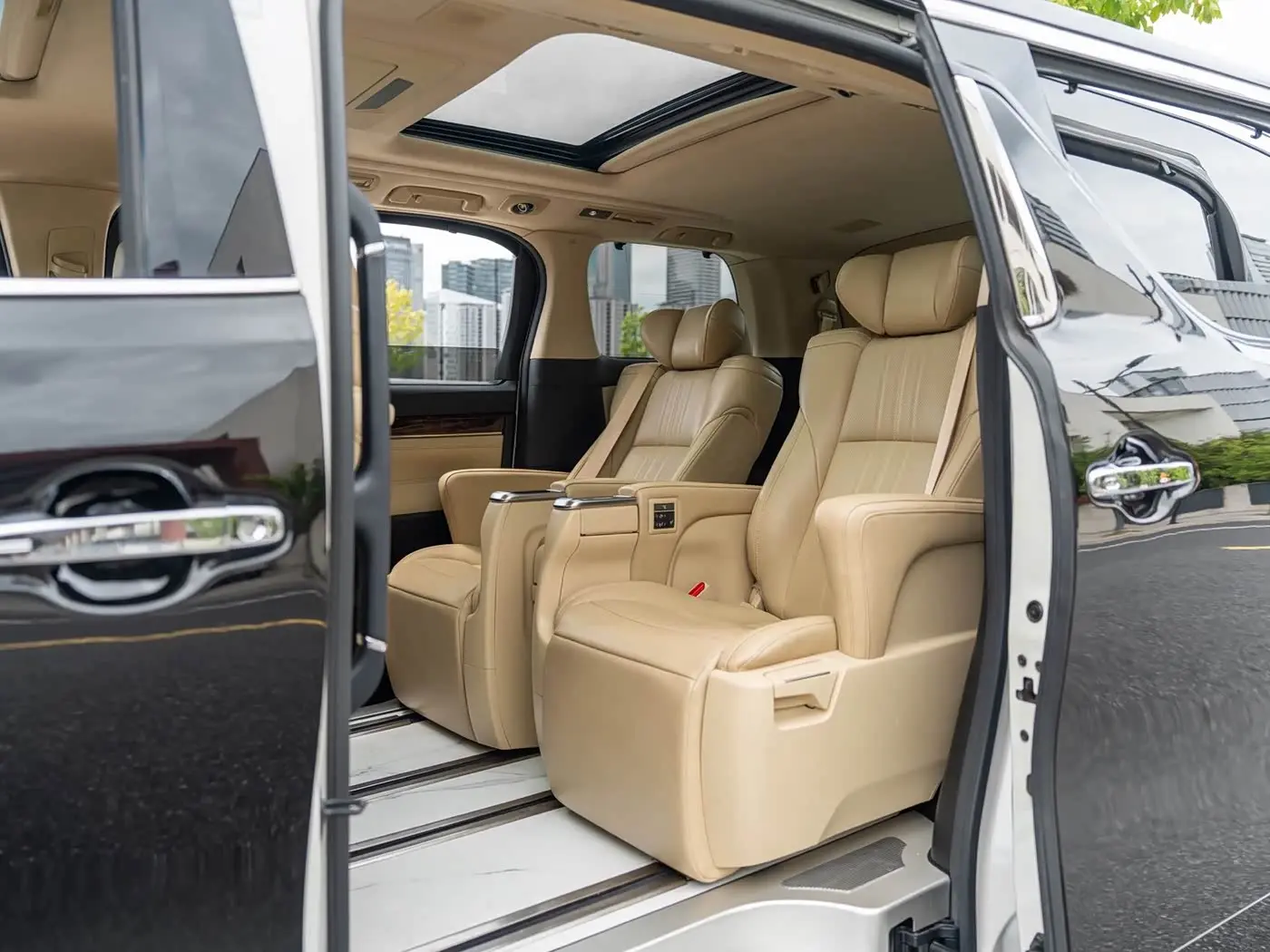 Toyota Alphard 2019 — Photo 9/14