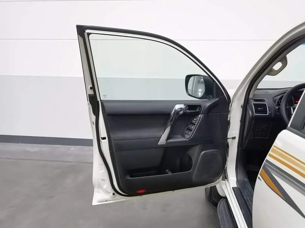 Toyota Prado 2016 — Photo 8/20