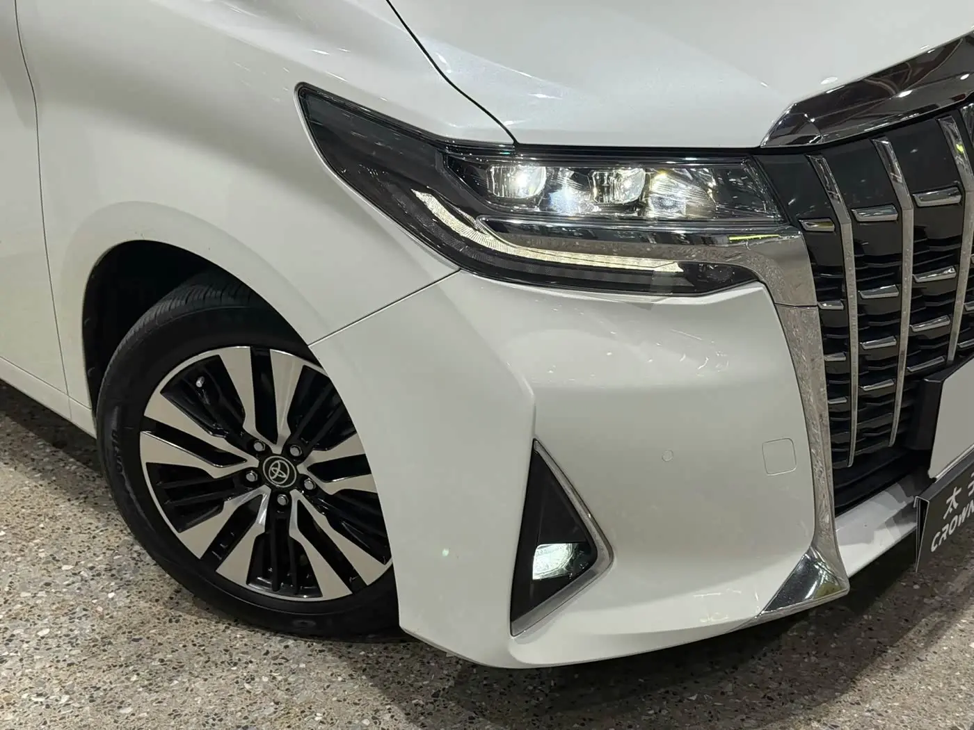 Toyota Alphard 2019 — Photo 7/20