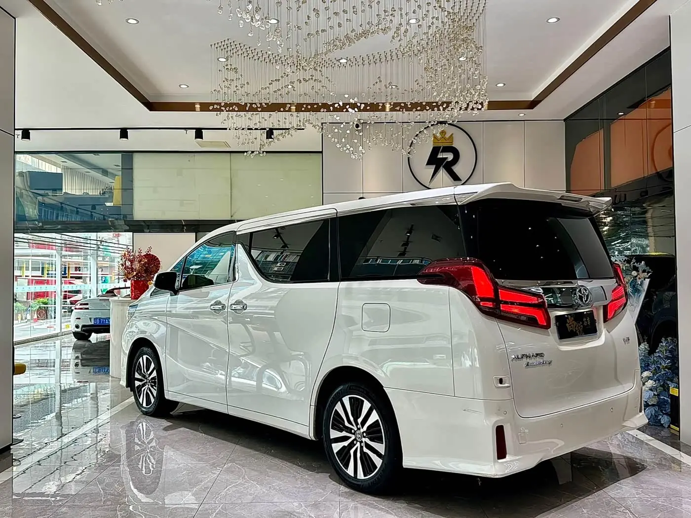 Toyota Alphard 2018 — Photo 13/13