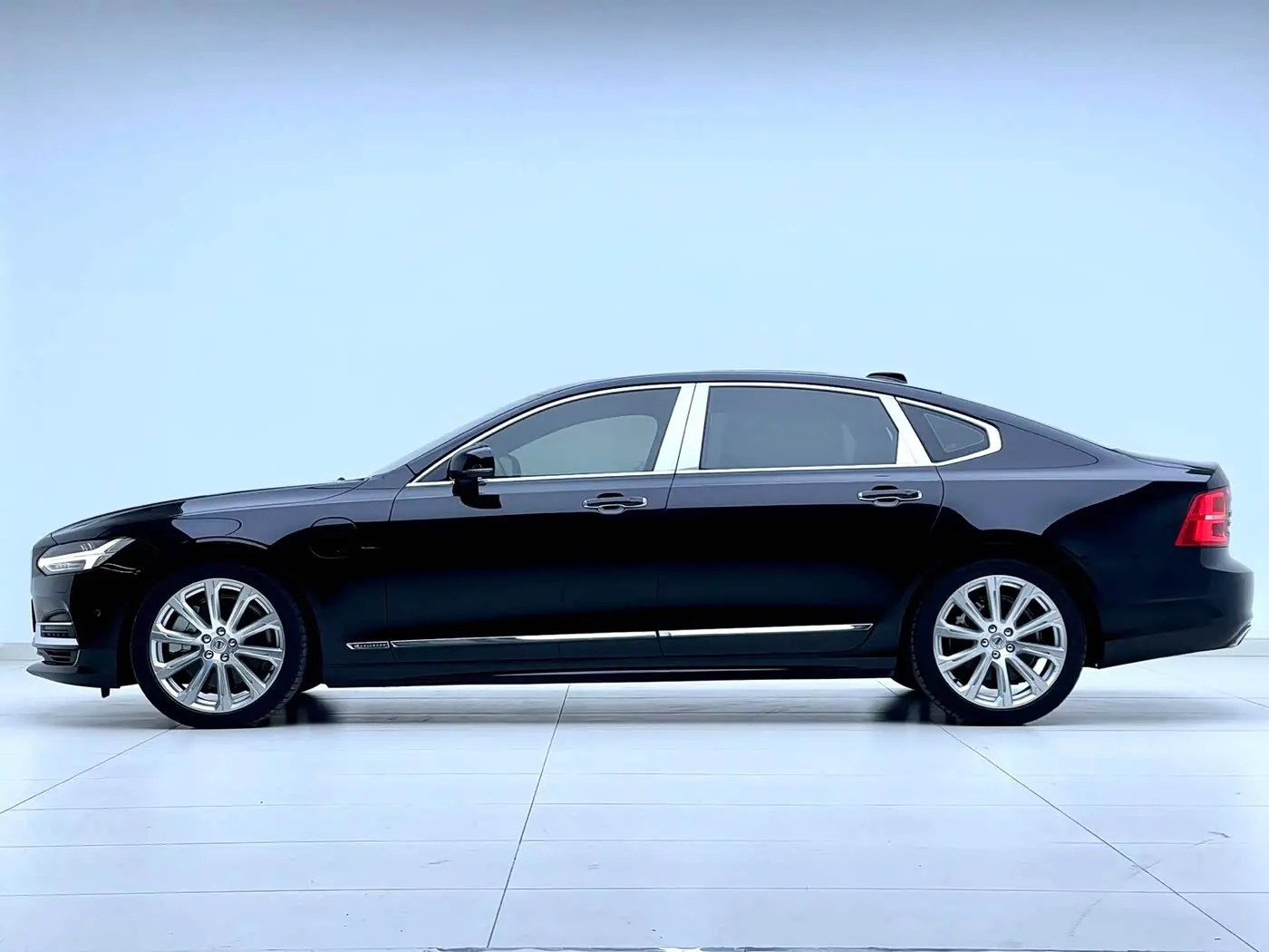 Volvo S90 Plug-in Hybrid 2020 — Şəkil 2/16