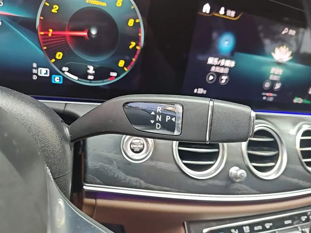Mercedes-Benz E-Class 2022 — Photo 14/20