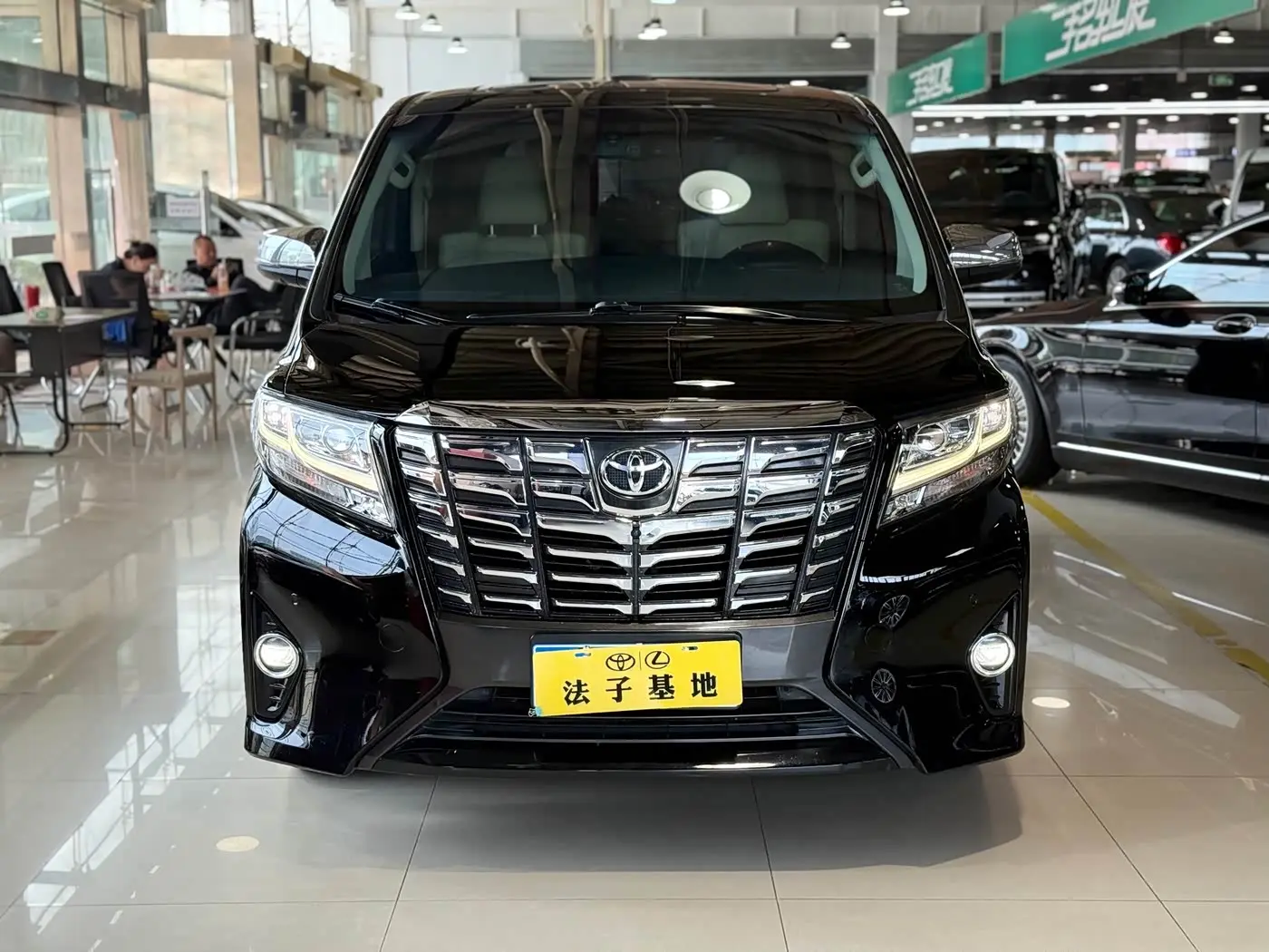 Toyota Alphard 2018 — Фото 2/20