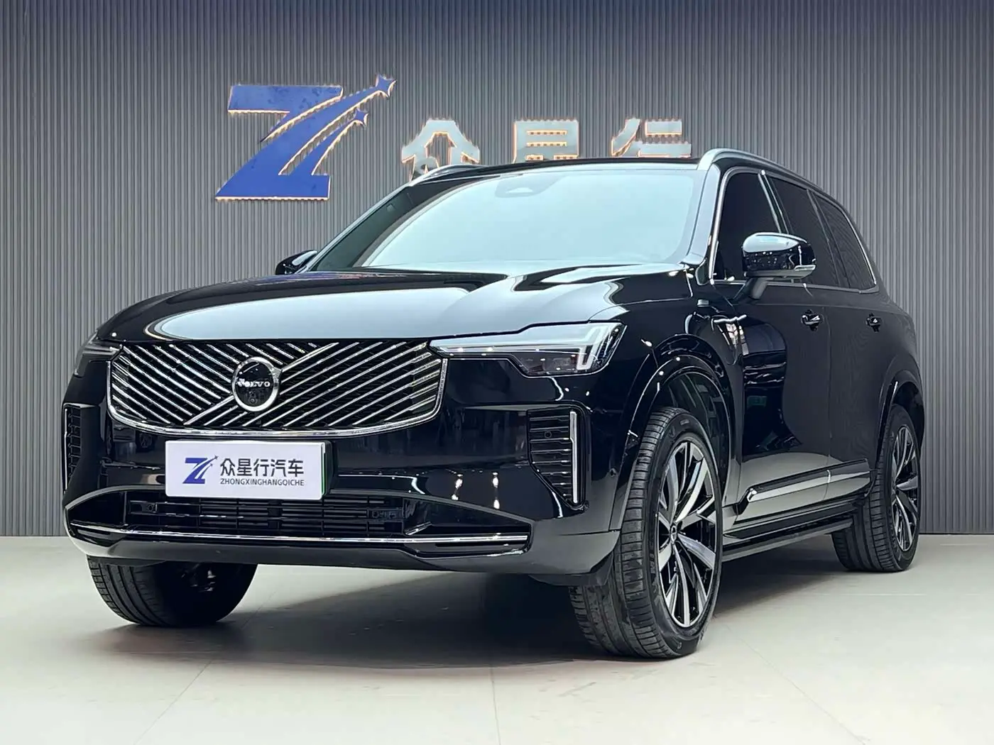 Volvo XC90 Plug-in Hybrid 2025 — Photo 1/20