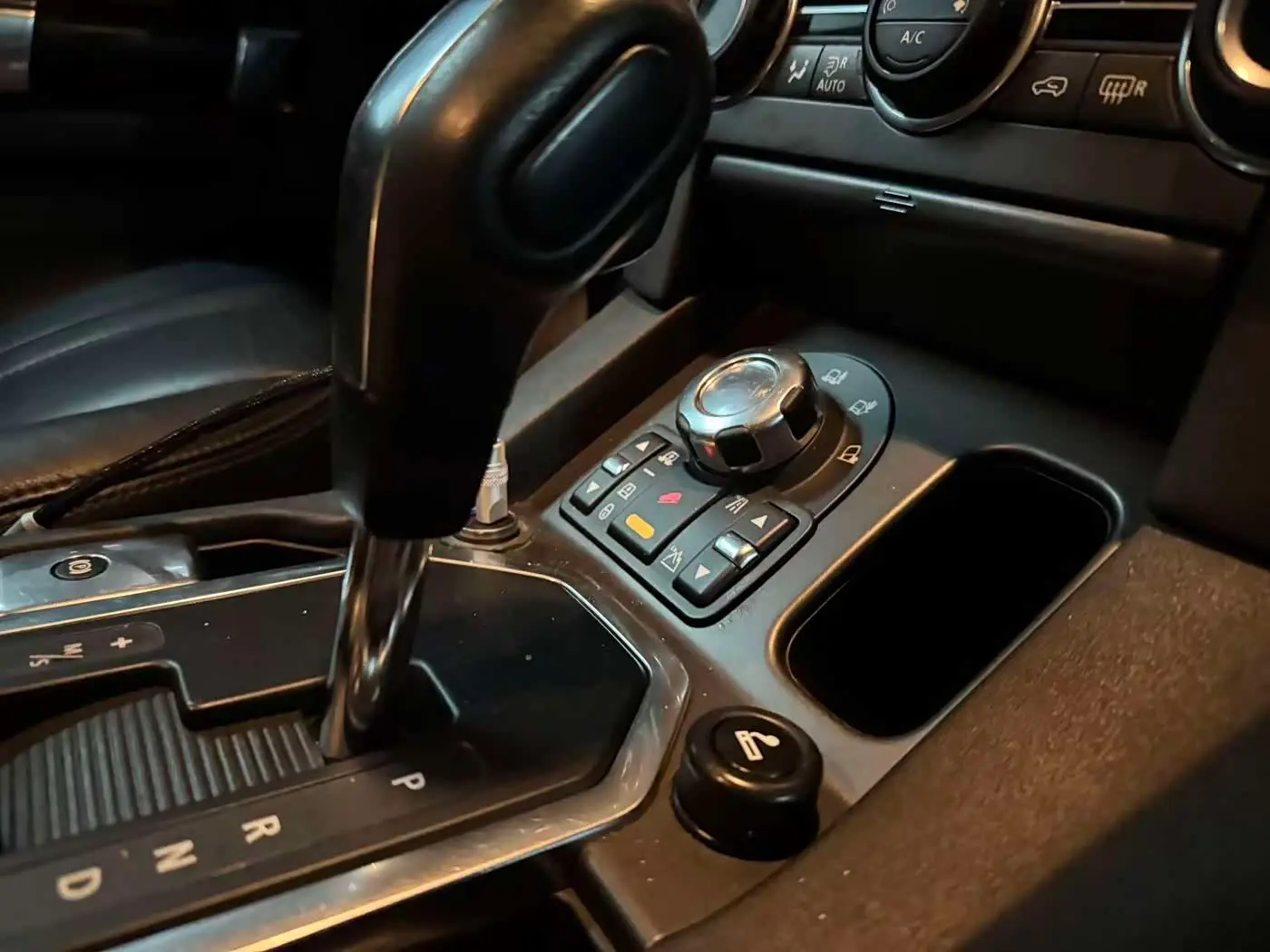Land Rover Discovery 2012 — Şəkil 16/19