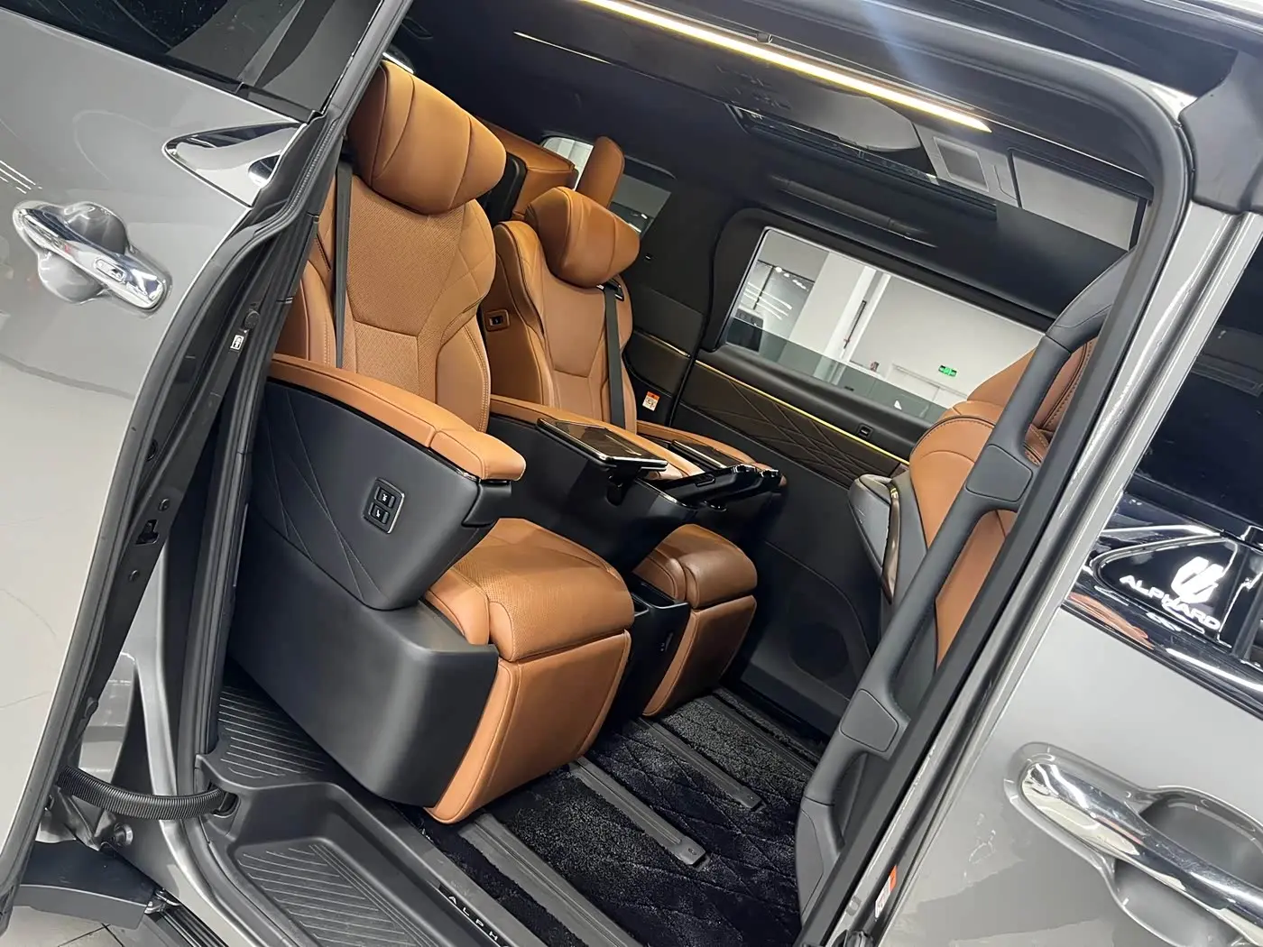 Toyota Alphard 2023 — Фото 13/20
