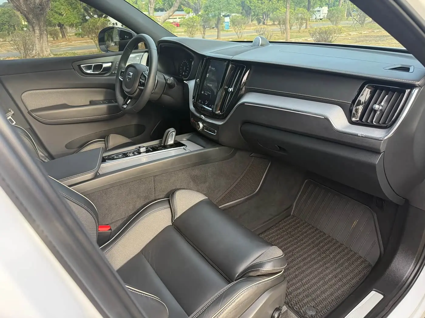 Volvo XC60 Plug-in Hybrid 2020 — Фото 15/20